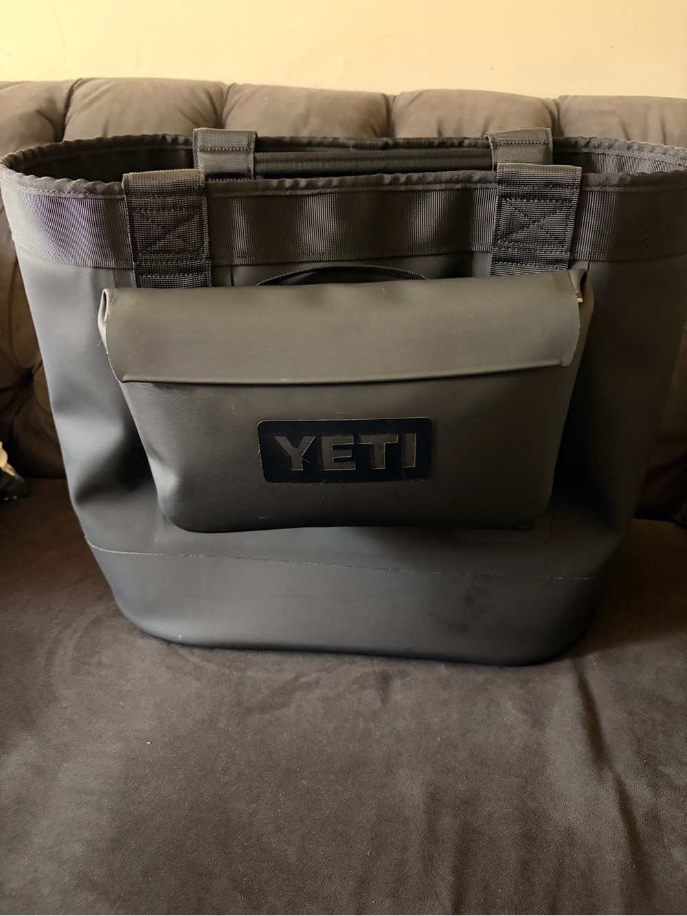 Yeti Camino 35 with matching pouch Black